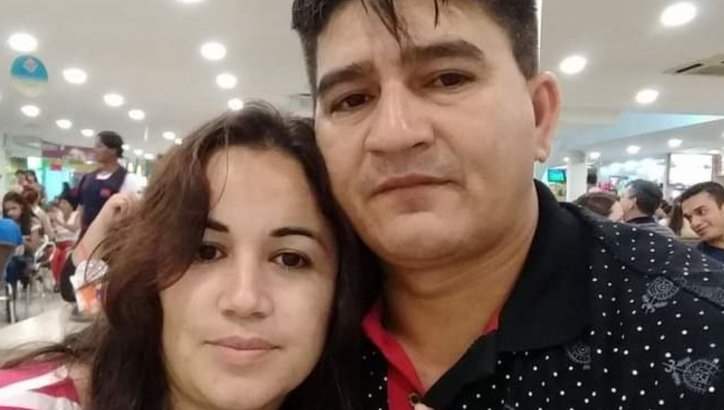 Homem é encontrado morto e esposa ferida com arma de fogo em residência