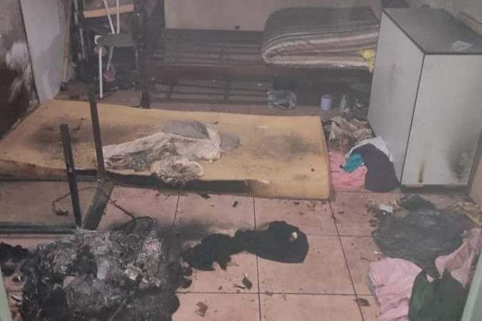 Homem é preso por ameaçar mãe e atear fogo em casa com ela dentro
