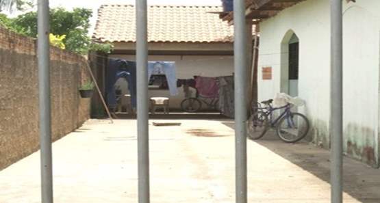 Mulher é encontrada com vários furos de faca em colchão na sala de casa