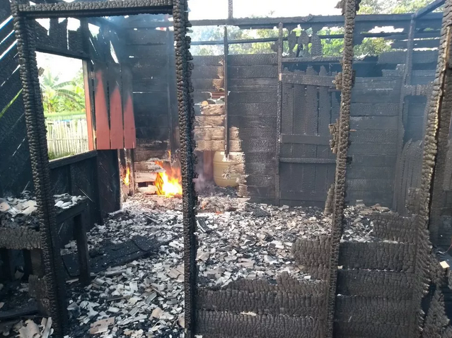 Casa de madeira é totalmente destruída por incêndio em Porto Velho