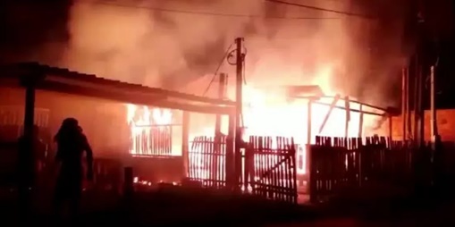 Casa pega fogo na zona sul da capital; pericia vai revelar as causas do fogo