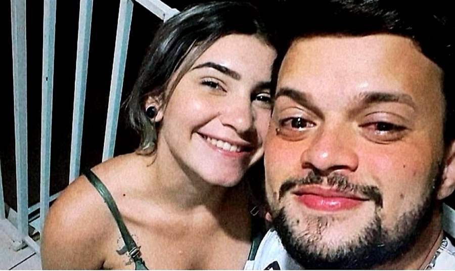 Polícia persegue casal  de moto que bate em árvore e morre na hora 