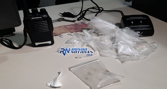Homem é preso com drogas e rádio comunicador na frequência da Polícia