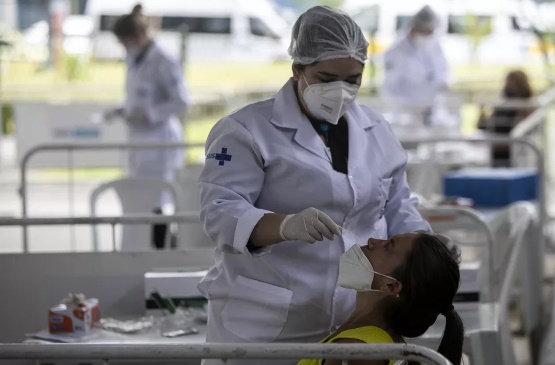 Brasil registra mais de 7 mil mortes por Covid em julho, apontam secretarias de Saúde
