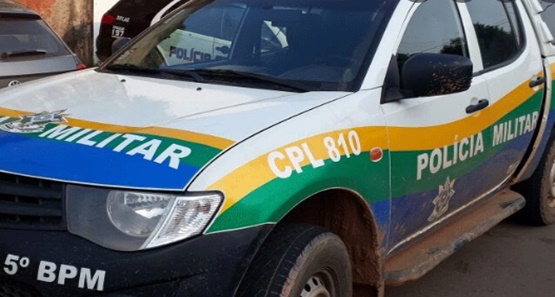 Mulher é presa após ser flagrada furtando objetos no interior de veículo 