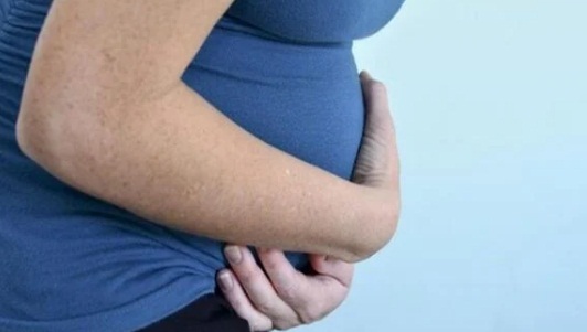 Mulher grávida é espancada pelo marido ao mandar ele procurar emprego 