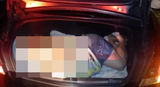 Mulher é roubada e colocada em porta-malas por criminosos com submetralhadora