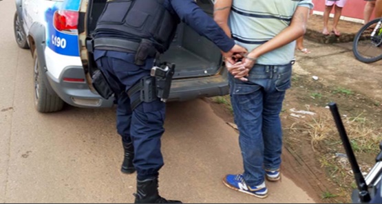 Homem enlouquece estrangula gato e tenta matar mulher na zona norte 