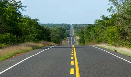 Acidente envolvendo três carretas e uma moto interdita trecho da BR-364 