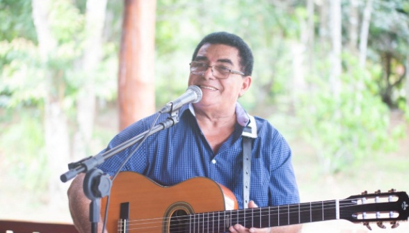 Artista Amâncio de Lima leva ensino de música a crianças e adolescentes 