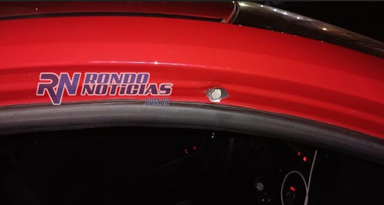 Carro de motorista de aplicativo é atingido por tiro na porta 