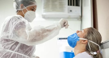 Testes positivos de Covid-19 sobem de 8,4% para 13% em três semanas, aponta levantamento
