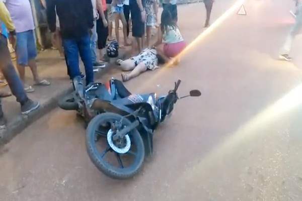 Motociclista fica gravemente ferida após bater em carro no Lobo