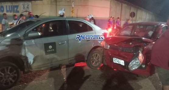 Motorista de aplicativo fica ferido após acidente em cruzamento da capital 