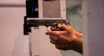 
449 pessoas obtêm licença para usar armas no país a cada 24 horas, aponta levantamento
