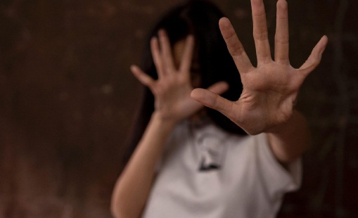 Adolescente de 14 anos é abusada pelo ex-marido da tia 