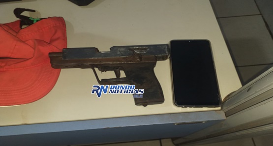 Criminoso é espancado por populares após roubar mulher em parada de ônibus 