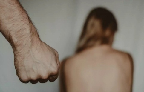 Homem agride mulher com socos ao vê-la mexendo em celular 