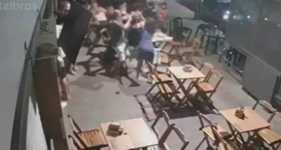 Homem é espancado por populares após agredir esposa em bar 