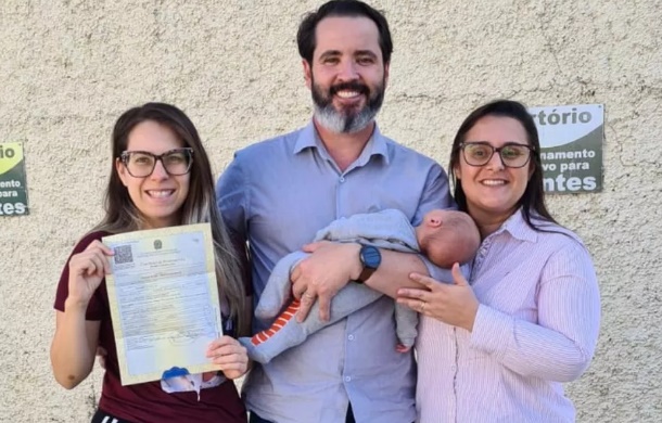 Trisal não consegue fazer registro de bebê com nome dos três pais em cartório e vai recorrer à Justiça
