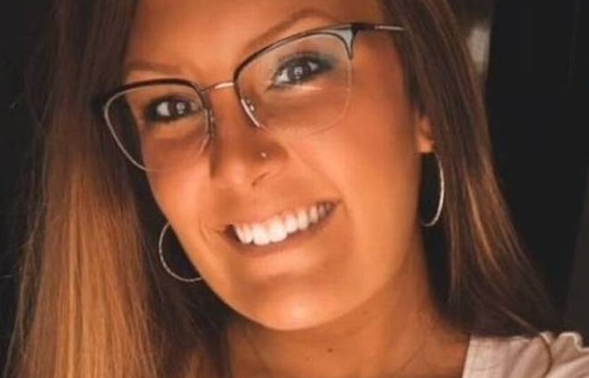 Mulher encontra namorado com outra e dorme na cama ao lado deles
