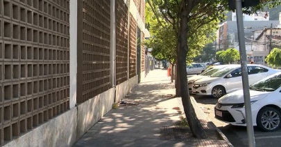 Morador de rua é morto a pedradas enquanto dormia em calçada de igreja em Vitória
