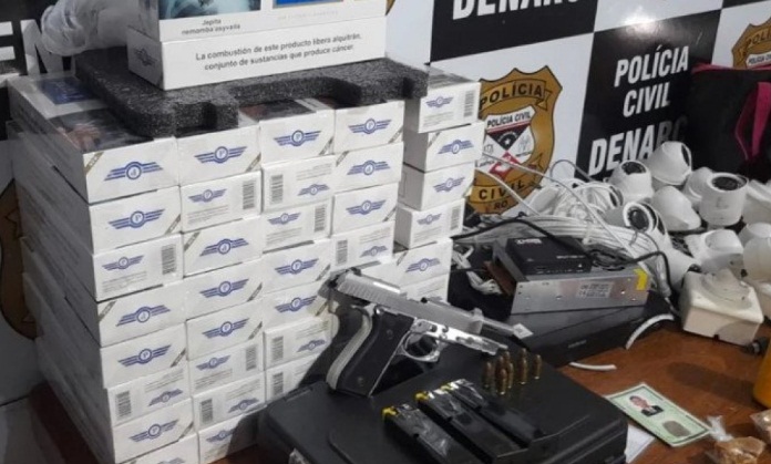 Irmãos são presos com drogas, armas e dinheiro em residência na zona leste 