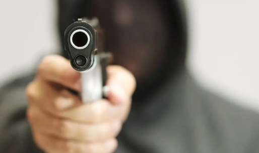 
Criminosos atiram em portão de residência de policial penal 