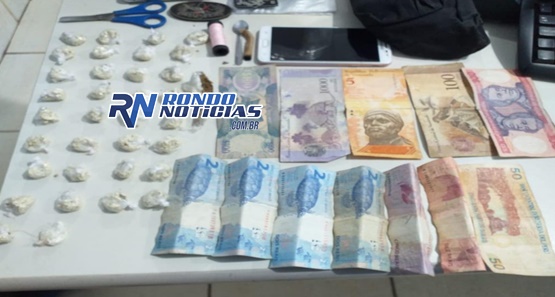 Casal é preso com drogas e dinheiro em frente de uma  residência no bairro JK
