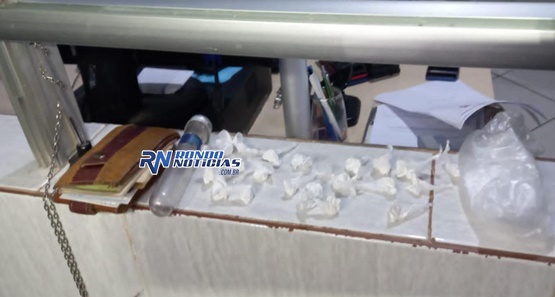 Jovem é preso entregando drogas em bares da zona leste 
