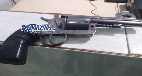 Motorista de aplicativo é preso após ser flagrado com arma dentro do carro