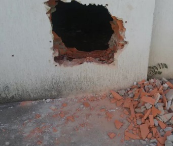 Bandidos fazem buraco em parede de agência bancária para furtar cofre