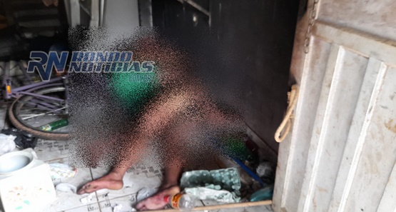 Casa é incendiada e casal morre abraçado na zona leste da capital