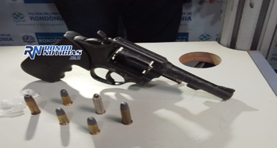 Apenado com tornozeleira eletrônica é preso com arma de fogo na zona leste 