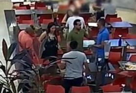 Empresário escoltado por policiais militares agride jornalista em Cacoal