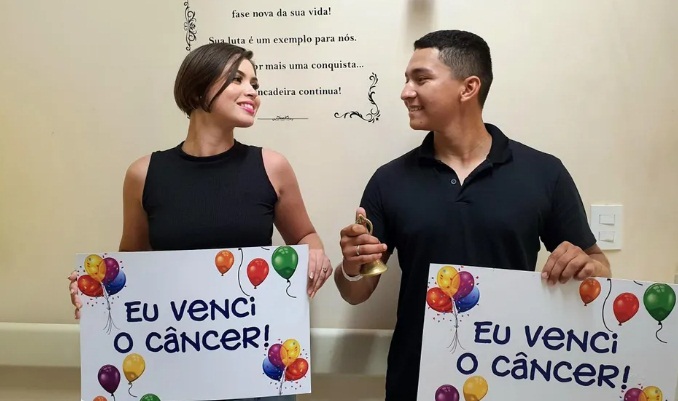 Casal que fez quimioterapia junto após descobrir mesmo câncer recebe alta e bate 'Sino da Vitória'

