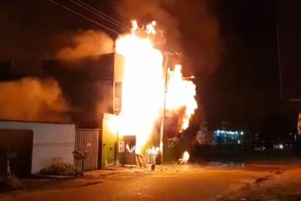 Loja de tintas em Porto Velho fica totalmente destruída após incêndio