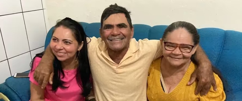 
Filha abandonada pelo pai é reencontrada pela família após 51 anos de buscas