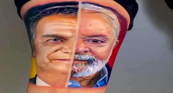 Morador de São Paulo faz tatuagem com rostos de Lula e Bolsonaro
