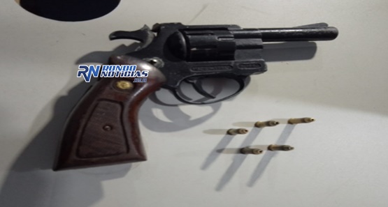 Adolescente é apreendido com arma municiada durante abordagem da PM
