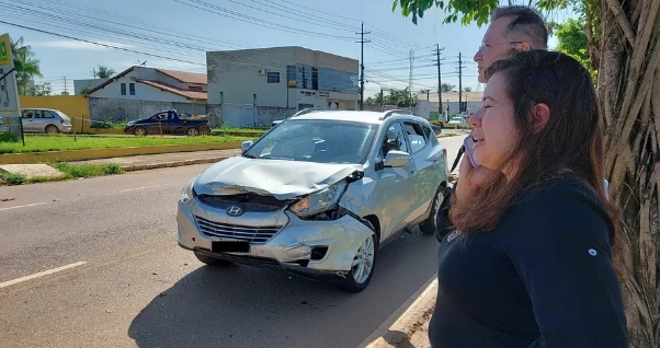 Vento de frente fria derruba árvore em cima de carro em Porto Velho
