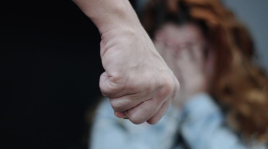 Mulher é agredida pelo marido que chegou embriagado em casa