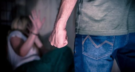Mulher é mantida em cárcere privado por homem que conheceu na internet 