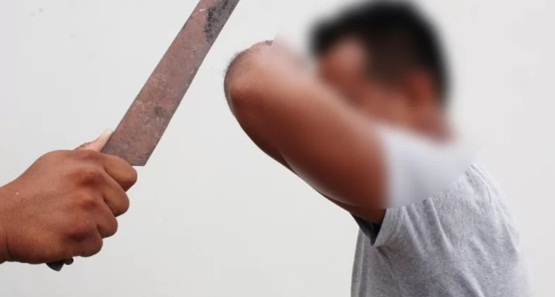Homem é atacado a golpes de facão pelo ex-marido de sua atual esposa 