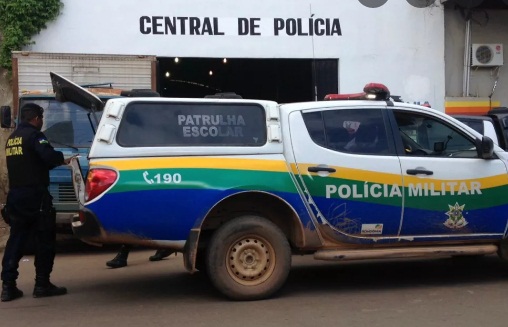 Durante abordagem policial elemento é preso com arma e TV roubada na zona leste 
