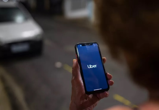 Passageiro do Uber que faz pagamento em dinheiro terá que tirar selfie para solicitar corrida
