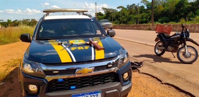 PRF apreende espingarda e munições na BR 364 em Porto Velho 
