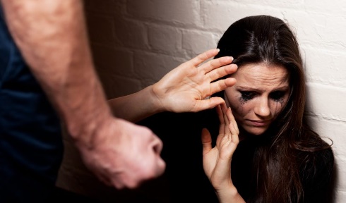 Mulher é agredida a pauladas pelo ex-marido que não aceitou separação 