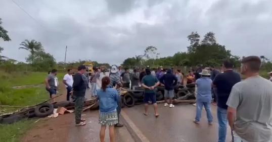 Moradores liberam BR-319 após protesto por redutores de velocidade 