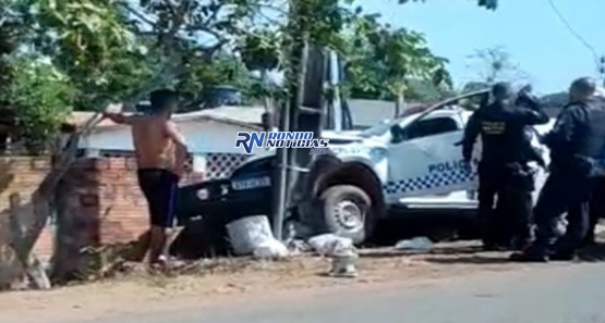 Viatura da Polícia Militar bate em poste durante perseguição na zona sul 